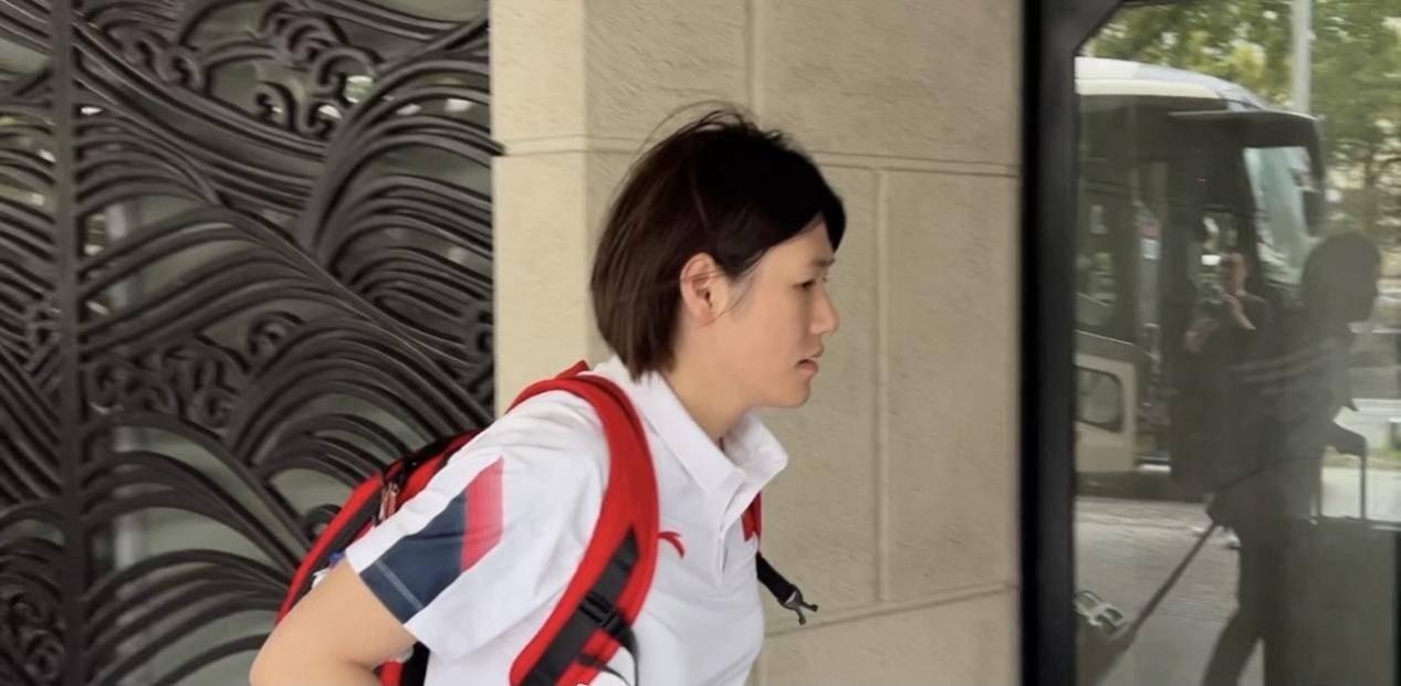 余依婷闪耀蝶泳赛场，女子百米蝶泳铜牌荣耀时刻！