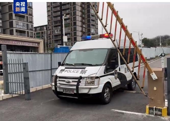 余华英囚车驶入法院，命运转折之际