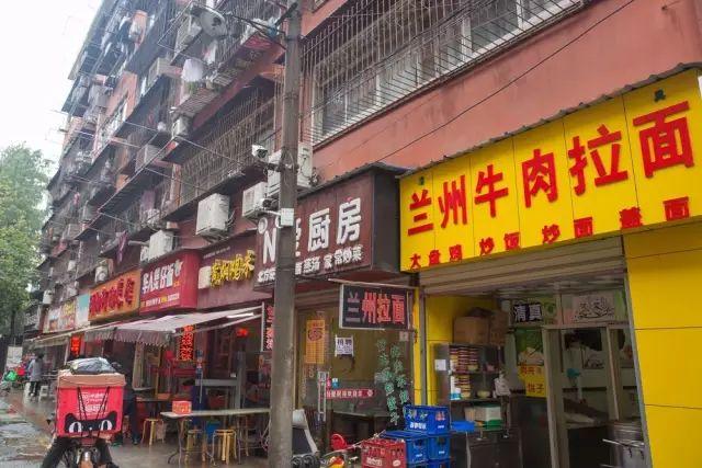 并购重组概念火热，多家公司响应——探寻小巷中的独特小店之旅
