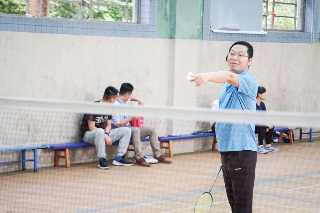 教育与责任，老师羽毛球拍捅学生屁股事件引发开除风波