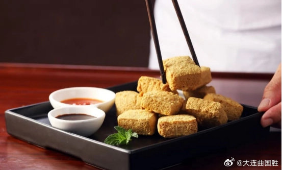 关于店员在公厕冲洗臭豆腐事件，官方回应与公共卫生责任探讨
