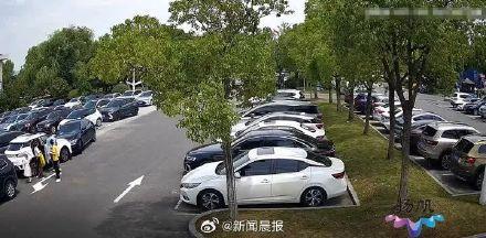 司机踩错油门6秒连撞3车4人