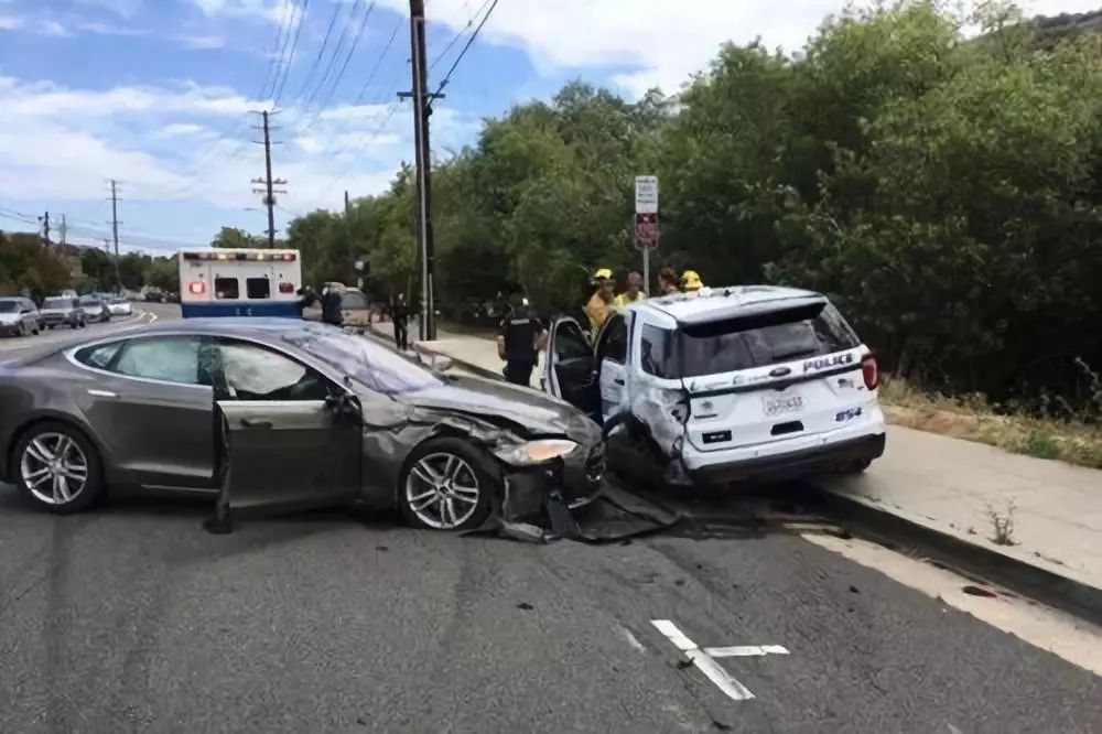 科技守护生命，智能预警重塑安全，轿车压黄线撞摩托车事故引发关注