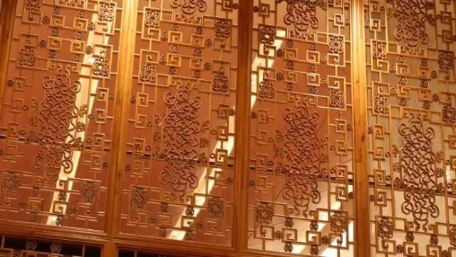 普京展示金砖国家钞票，神秘小巷中的独特风采